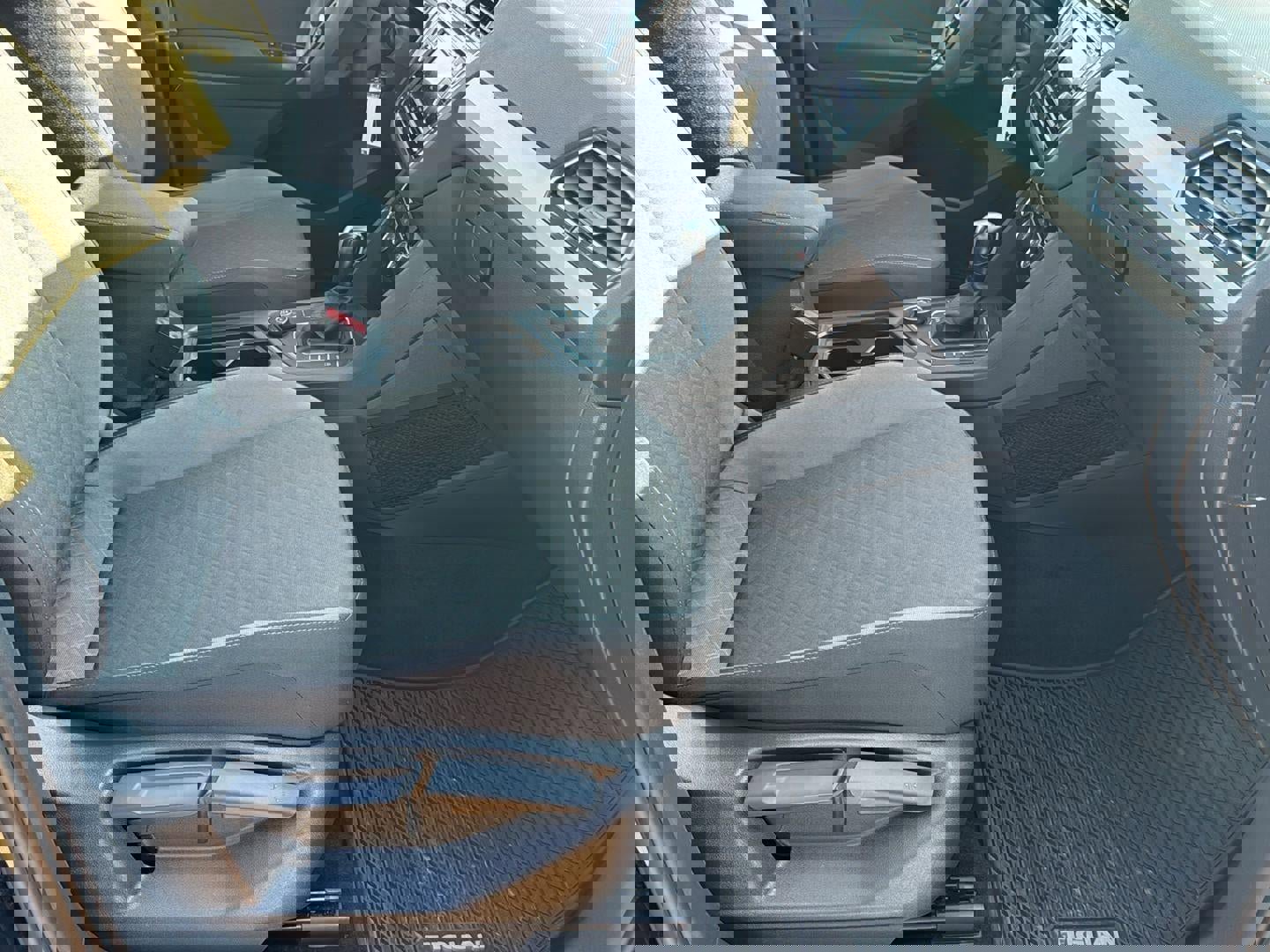 Used 2020 Volkswagen Tiguan S image 29