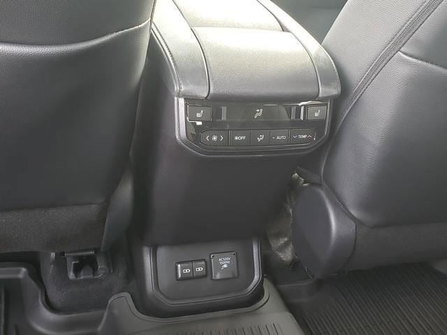 New 2026 Toyota Highlander Platinum AWD/4WD image 13