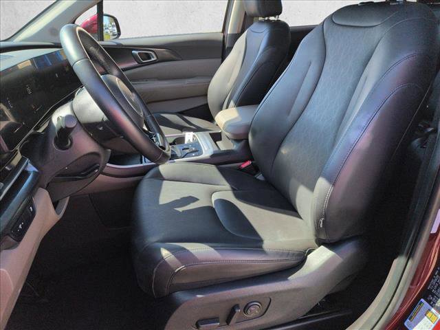 Used 2025 Kia Carnival image 16