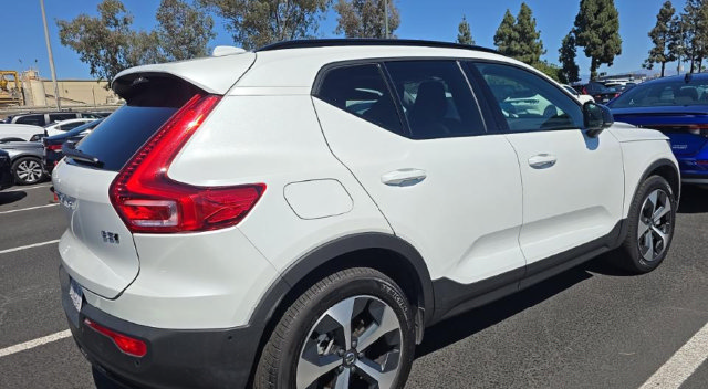 Used 2026 Volvo XC40 B5 Plus AWD/4WD image 3