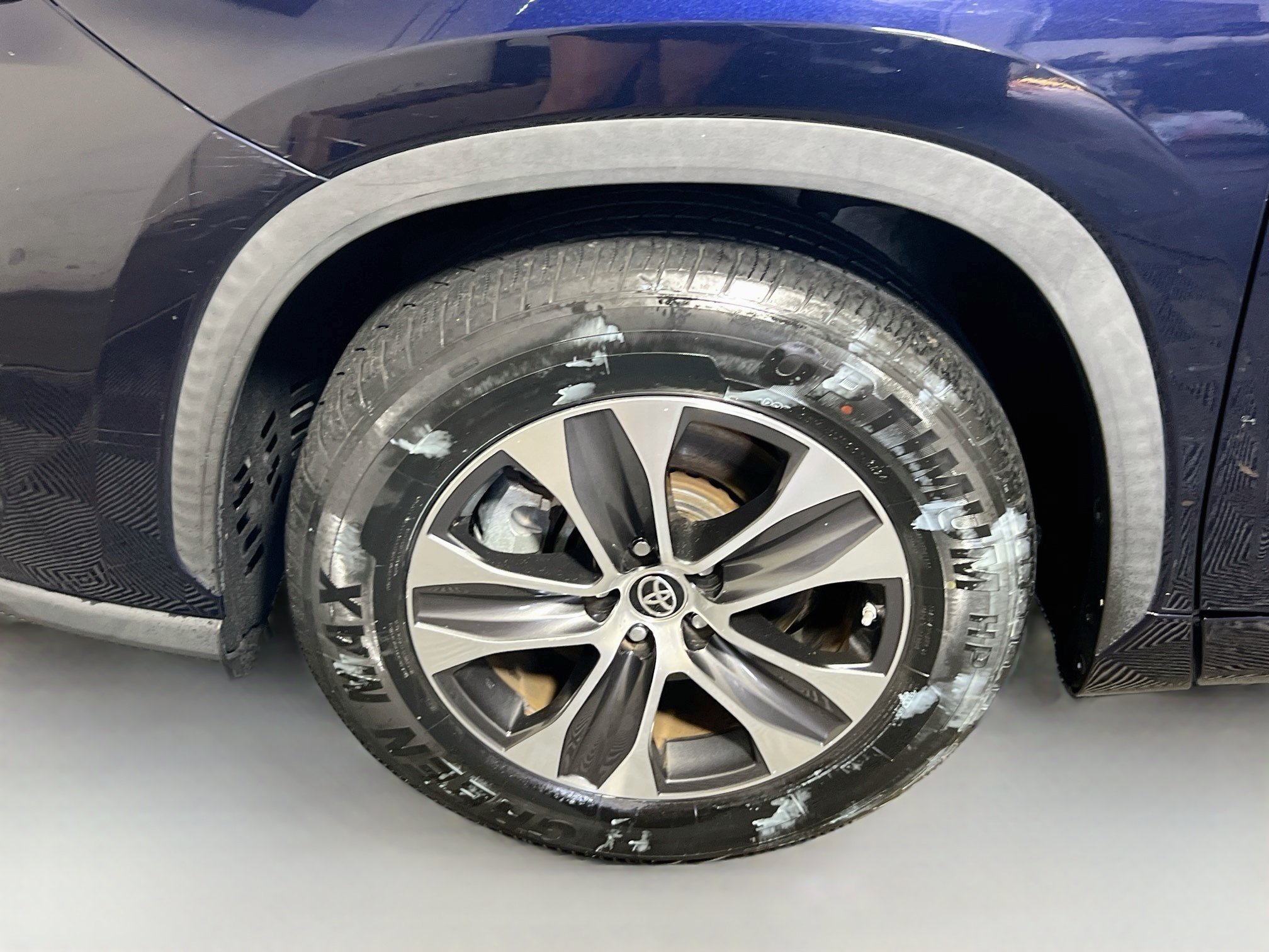 Used 2021 Toyota Highlander XLE FWD image 13