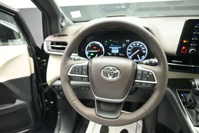 Used 2024 Toyota Sienna Platinum AWD/4WD image 15
