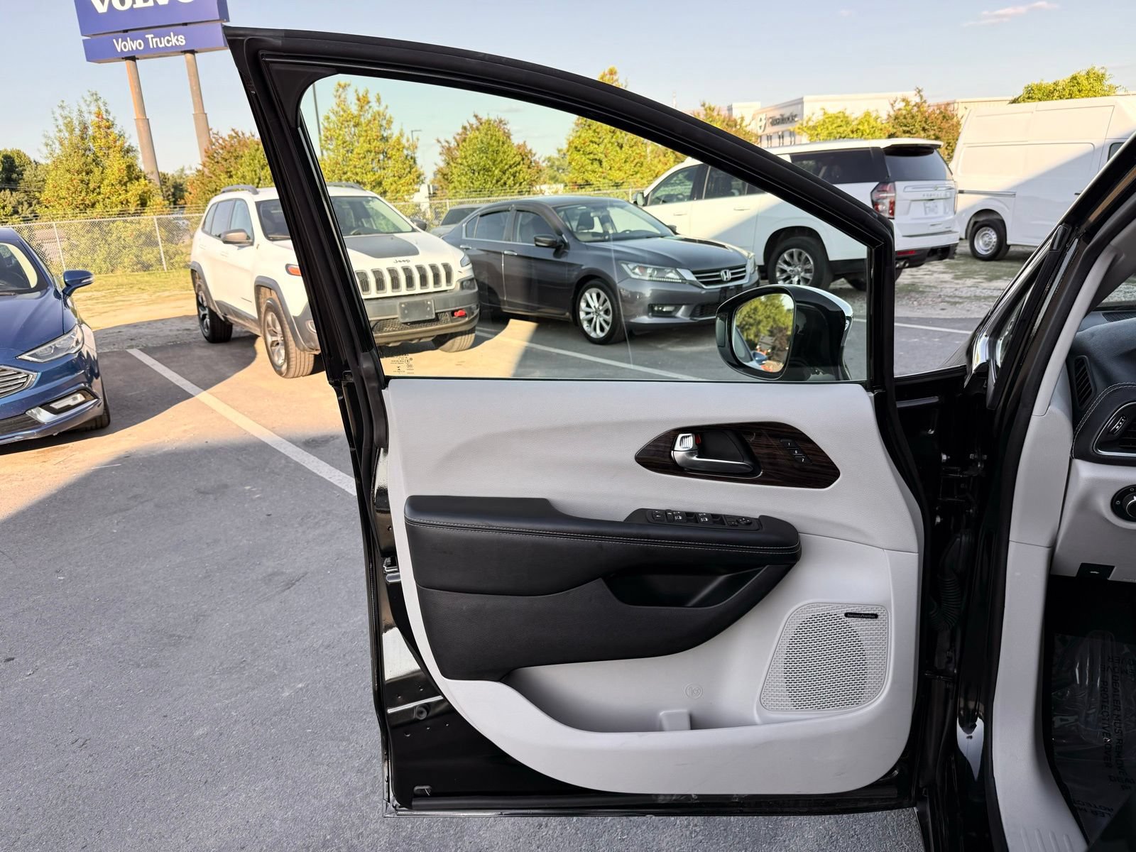 Used 2022 Chrysler Pacifica Limited FWD image 15
