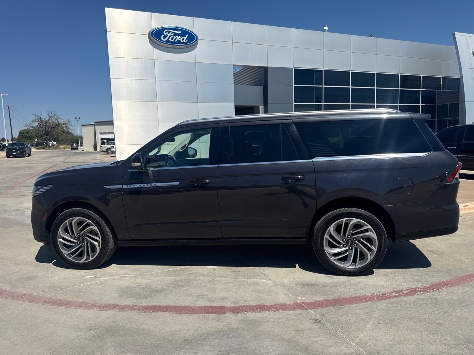 Used 2025 Lincoln Navigator L Reserve AWD/4WD image 8
