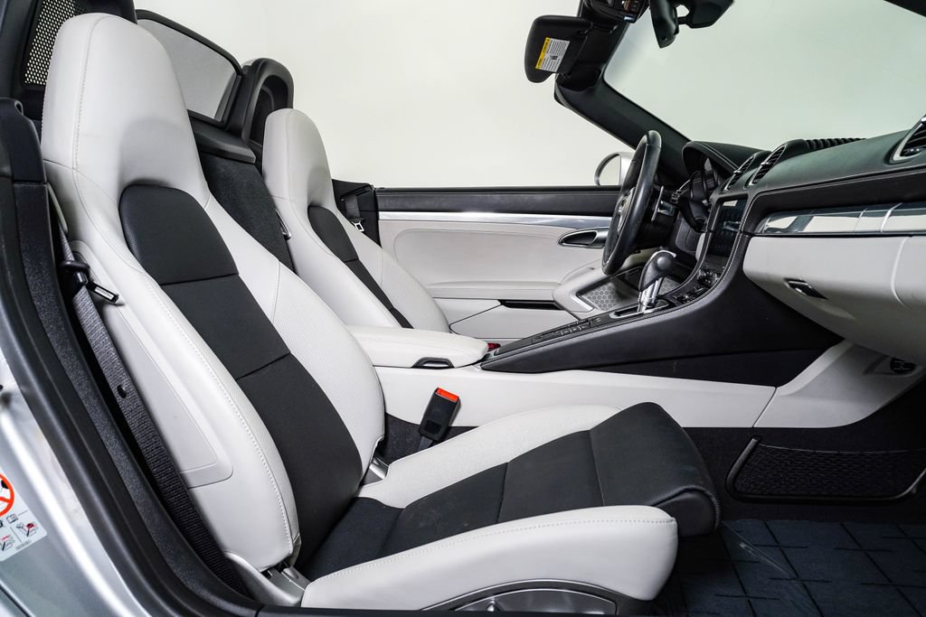 Used 2024 Porsche 718 Boxster RWD image 18
