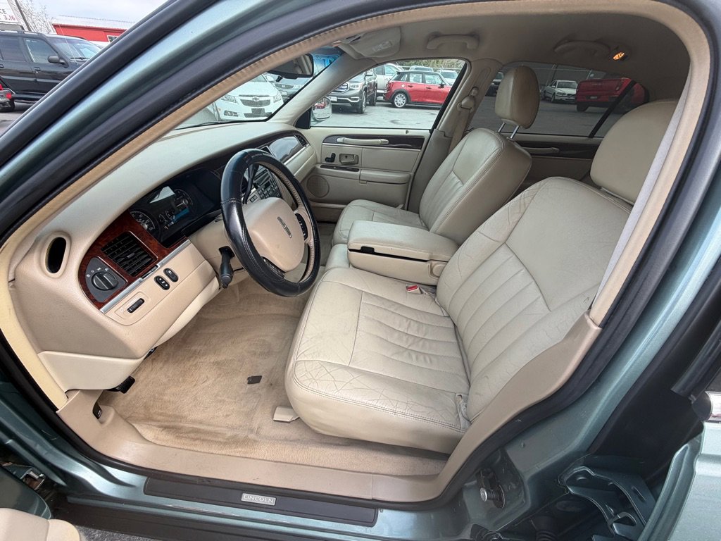Used 2006 Lincoln Town Car Signature image 9