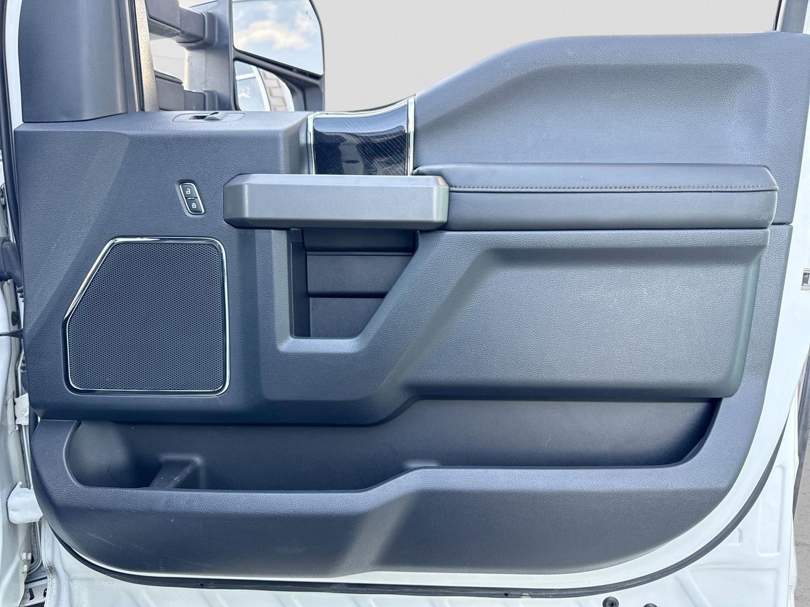 Certified 2022 Ford F250 Platinum w/ FX4 Off-Road Package image 30