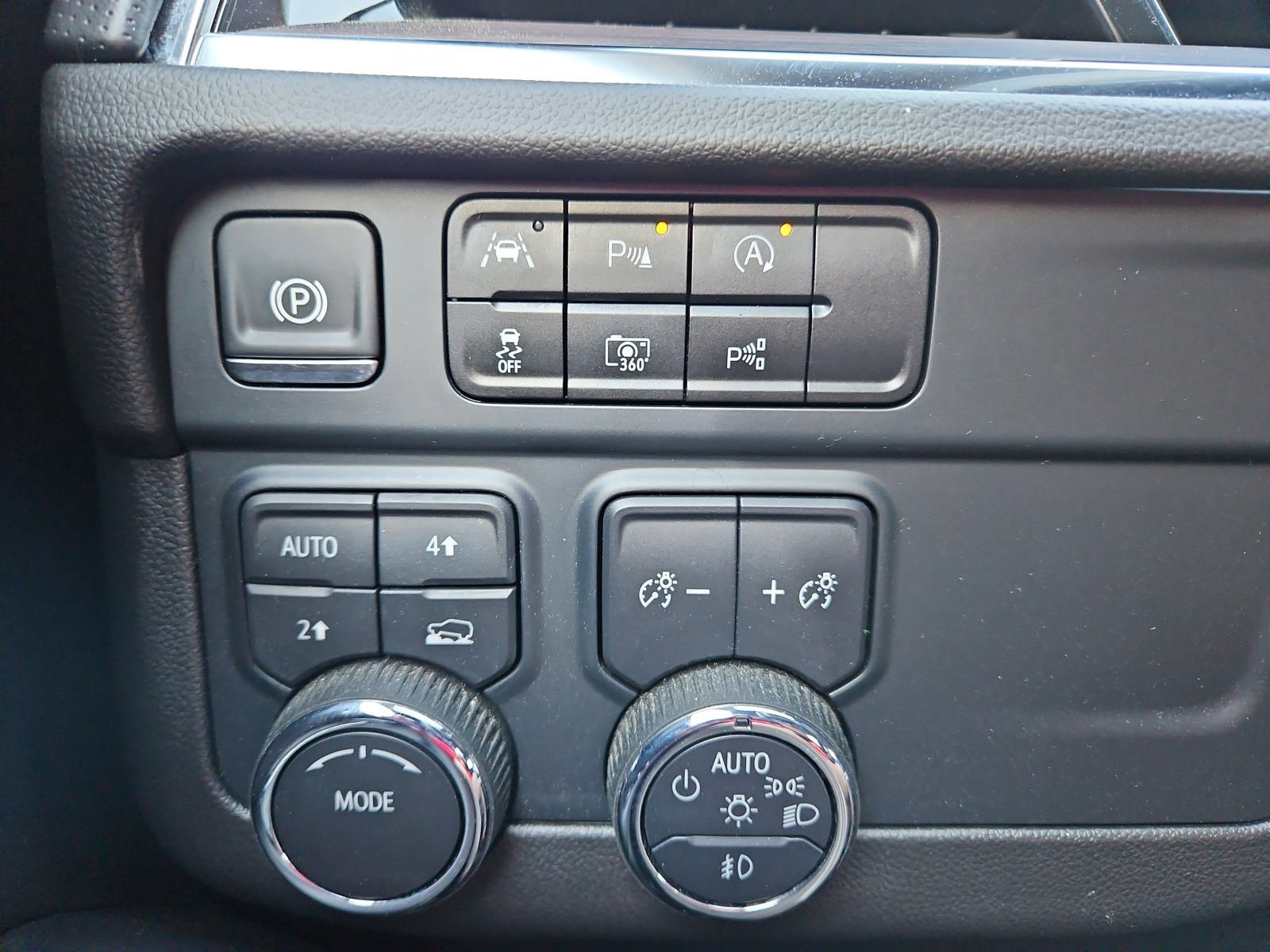 Used 2025 Chevrolet Suburban Premier AWD/4WD image 16