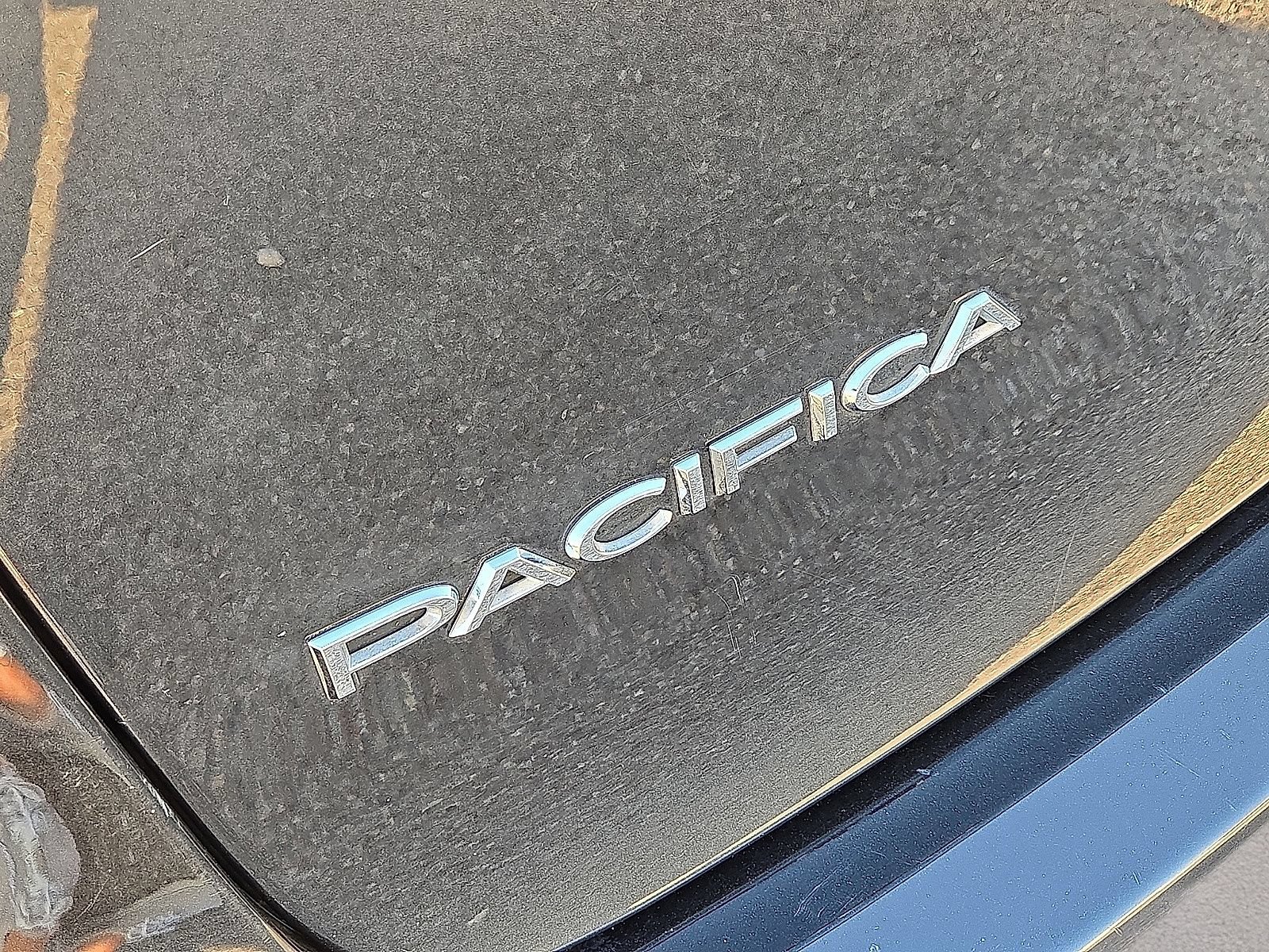 Used 2023 Chrysler Pacifica Touring-L FWD image 11