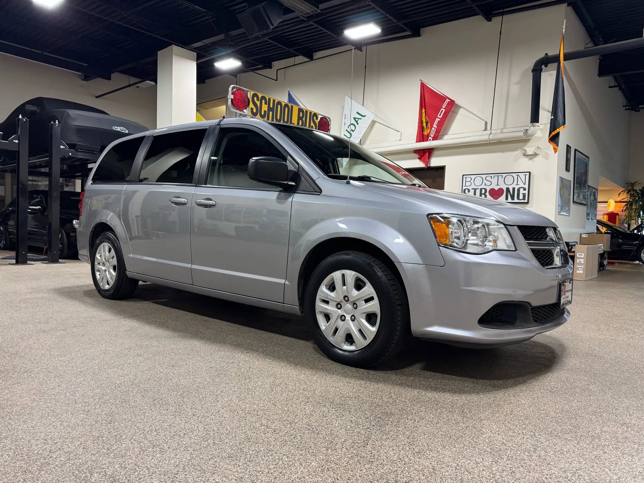 Used 2018 Dodge Grand Caravan SE image 3