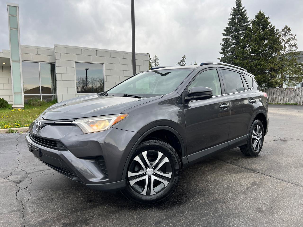Used 2016 Toyota RAV4 LE AWD/4WD image 2