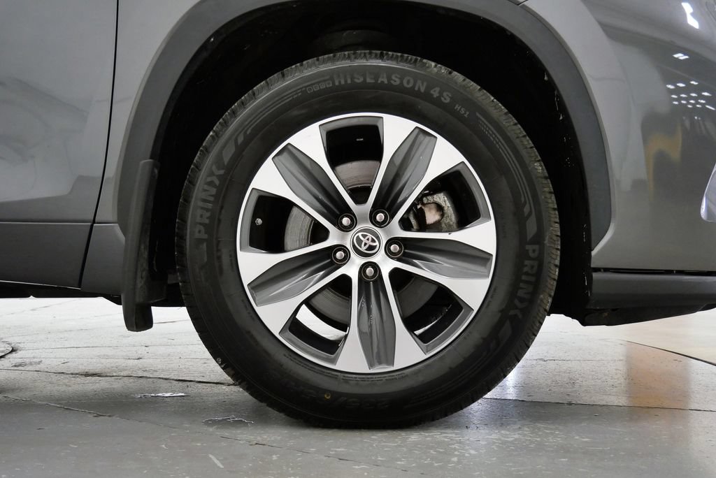 Used 2021 Toyota Highlander XLE AWD/4WD image 38