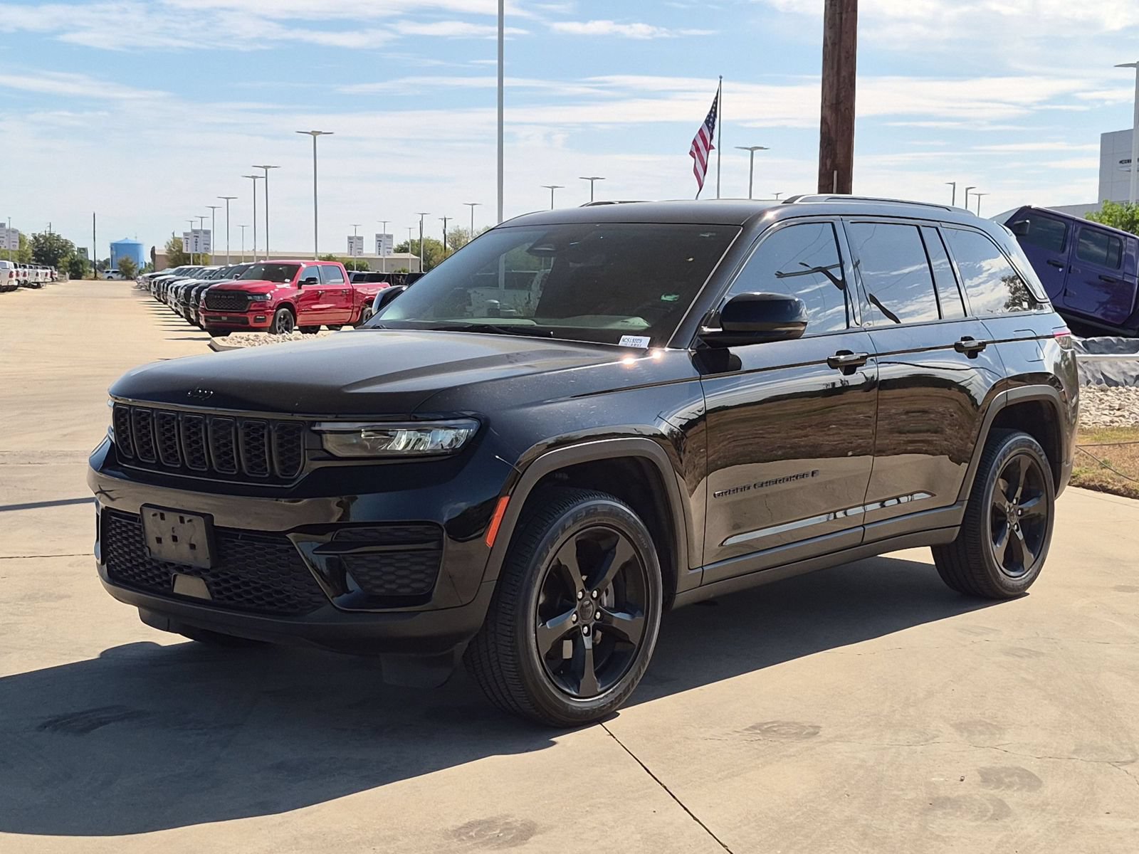 Used 2023 Jeep Grand Cherokee Altitude AWD/4WD image 7