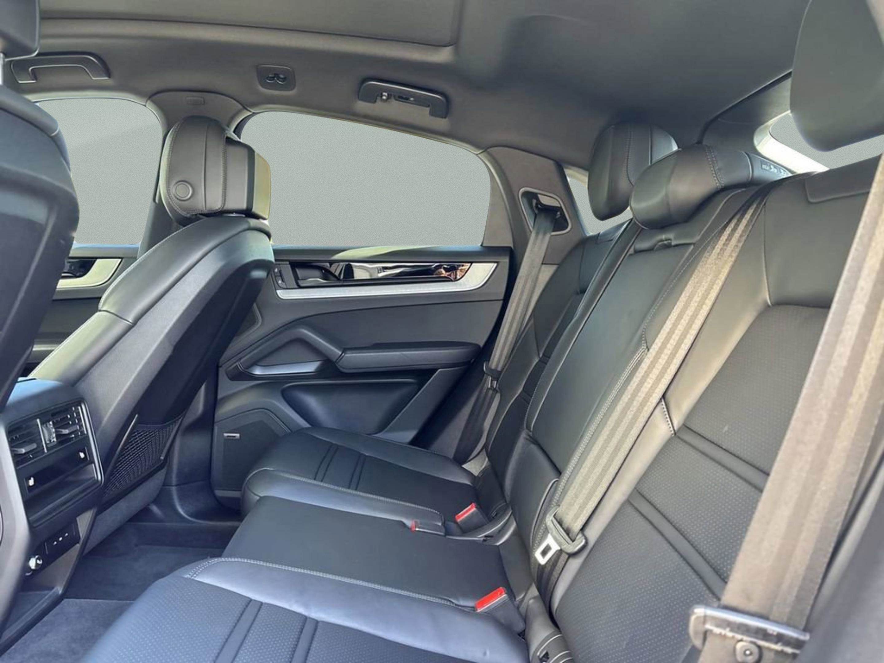 Used 2025 Porsche Cayenne E-Hybrid Coupe image 15