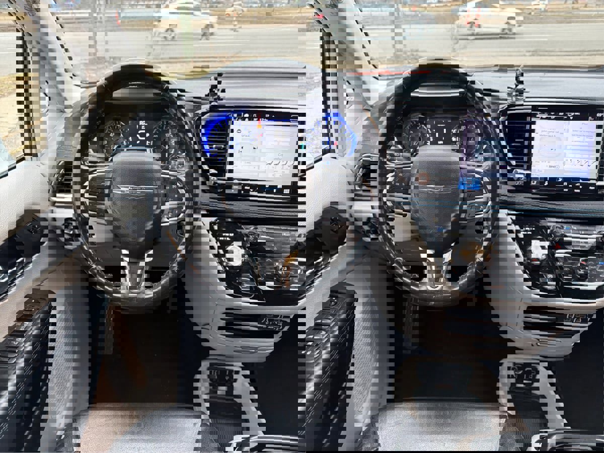 Used 2021 Chrysler Pacifica Touring-L image 15