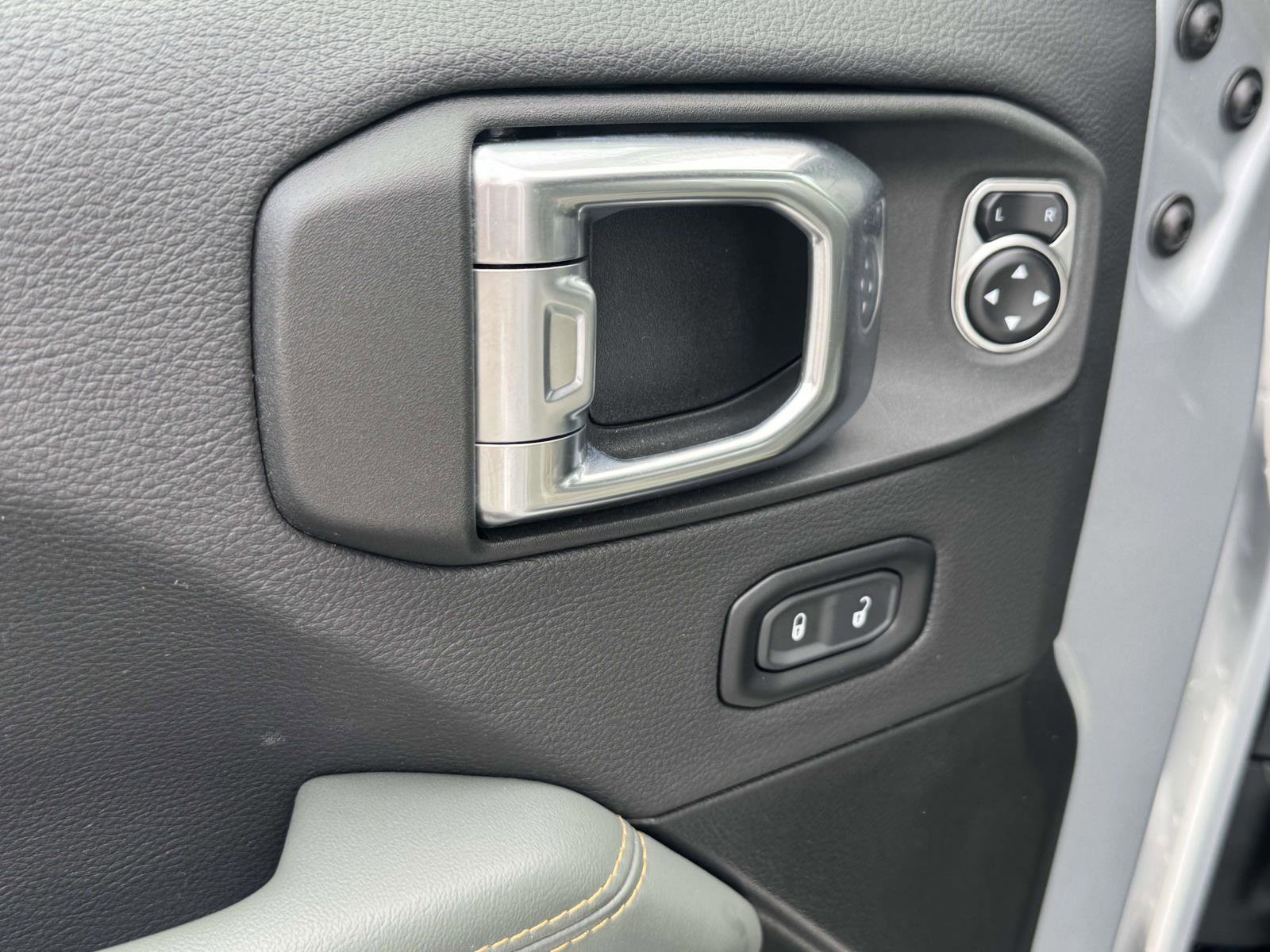 Used 2024 Jeep Wrangler High Altitude AWD/4WD image 29