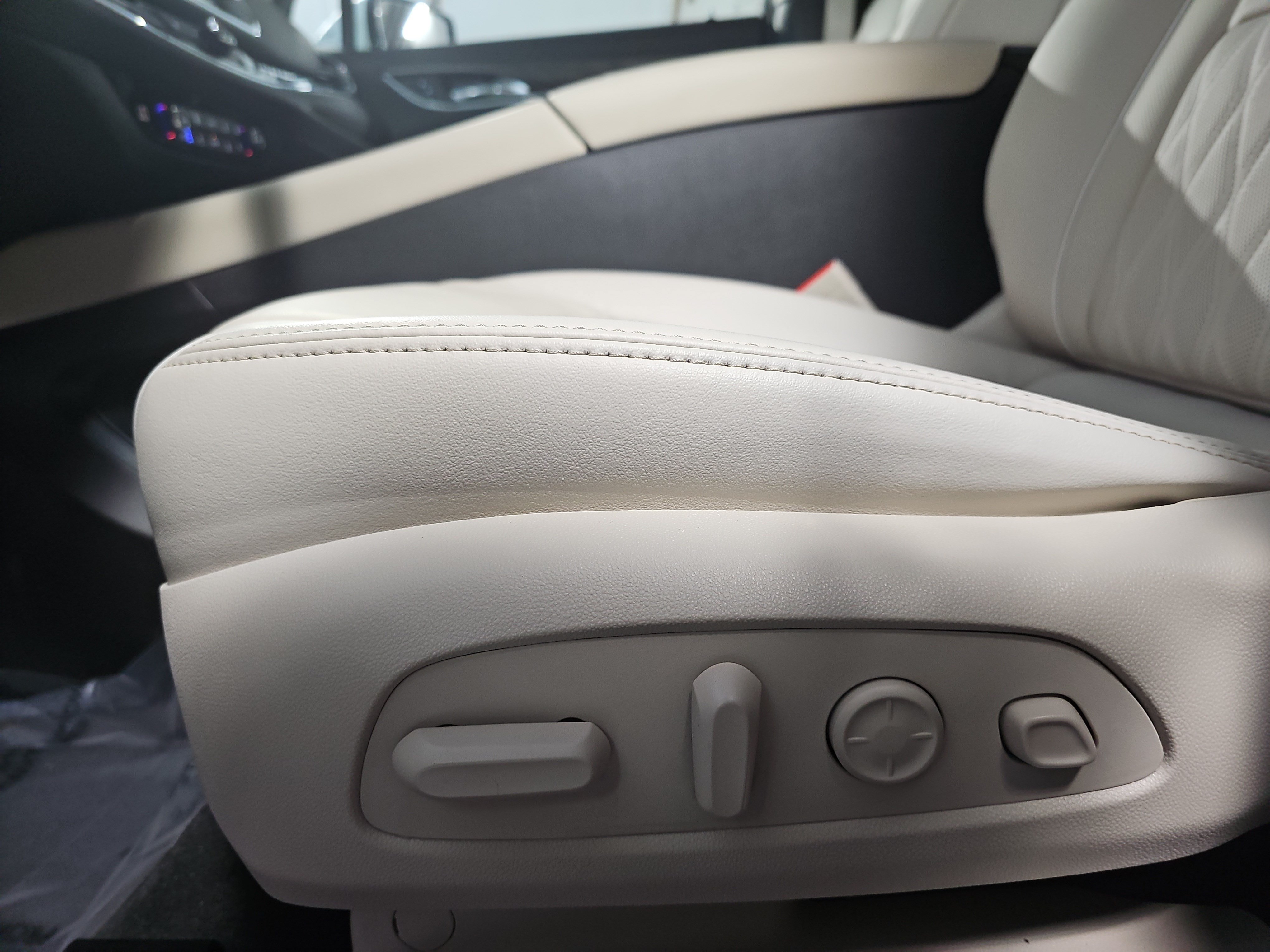 Used 2022 Buick Enclave Avenir w/ Avenir Technology Package FWD image 31