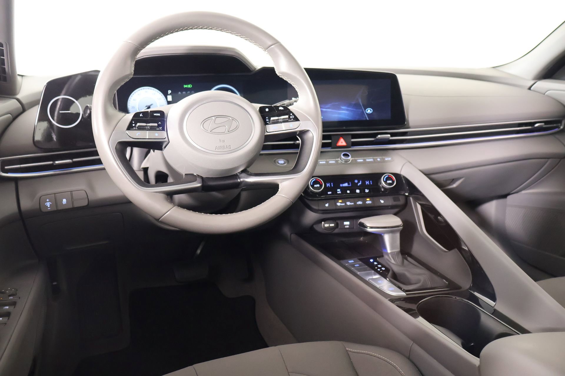 Certified 2025 Hyundai Elantra SEL image 2