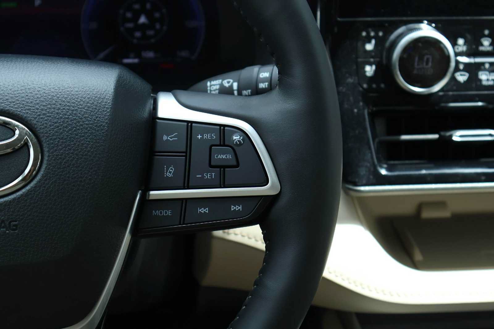 Used 2024 Toyota Highlander Limited FWD image 23