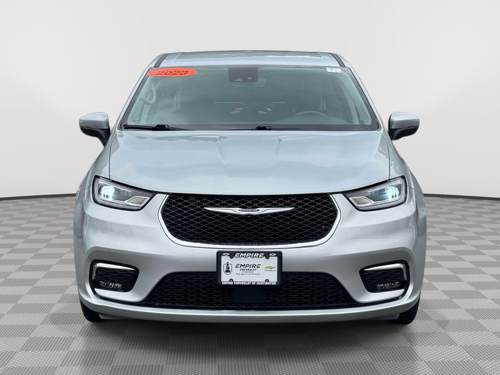 Used 2023 Chrysler Pacifica Touring-L FWD image 2