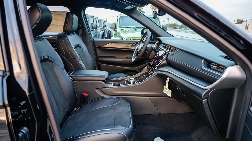 New 2025 Jeep Grand Cherokee Altitude image 18