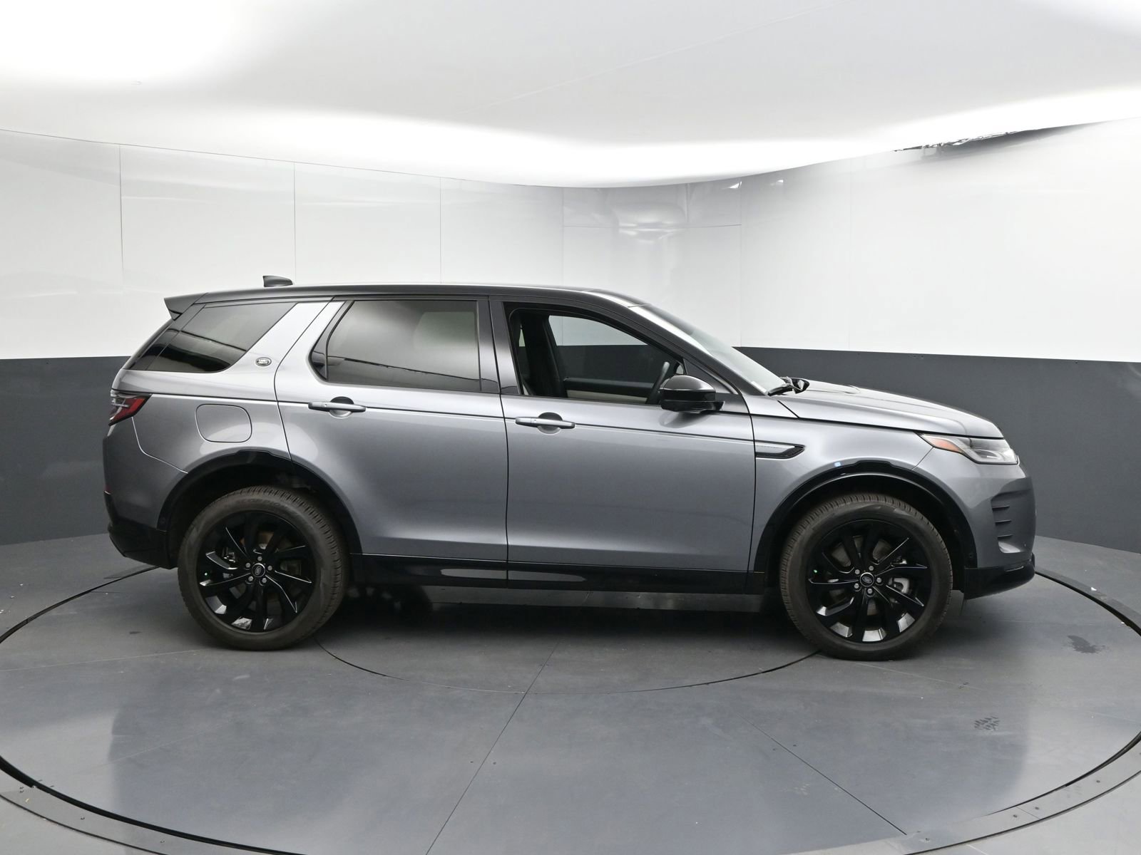 New 2024 Land Rover Discovery Sport Dynamic SE image 23