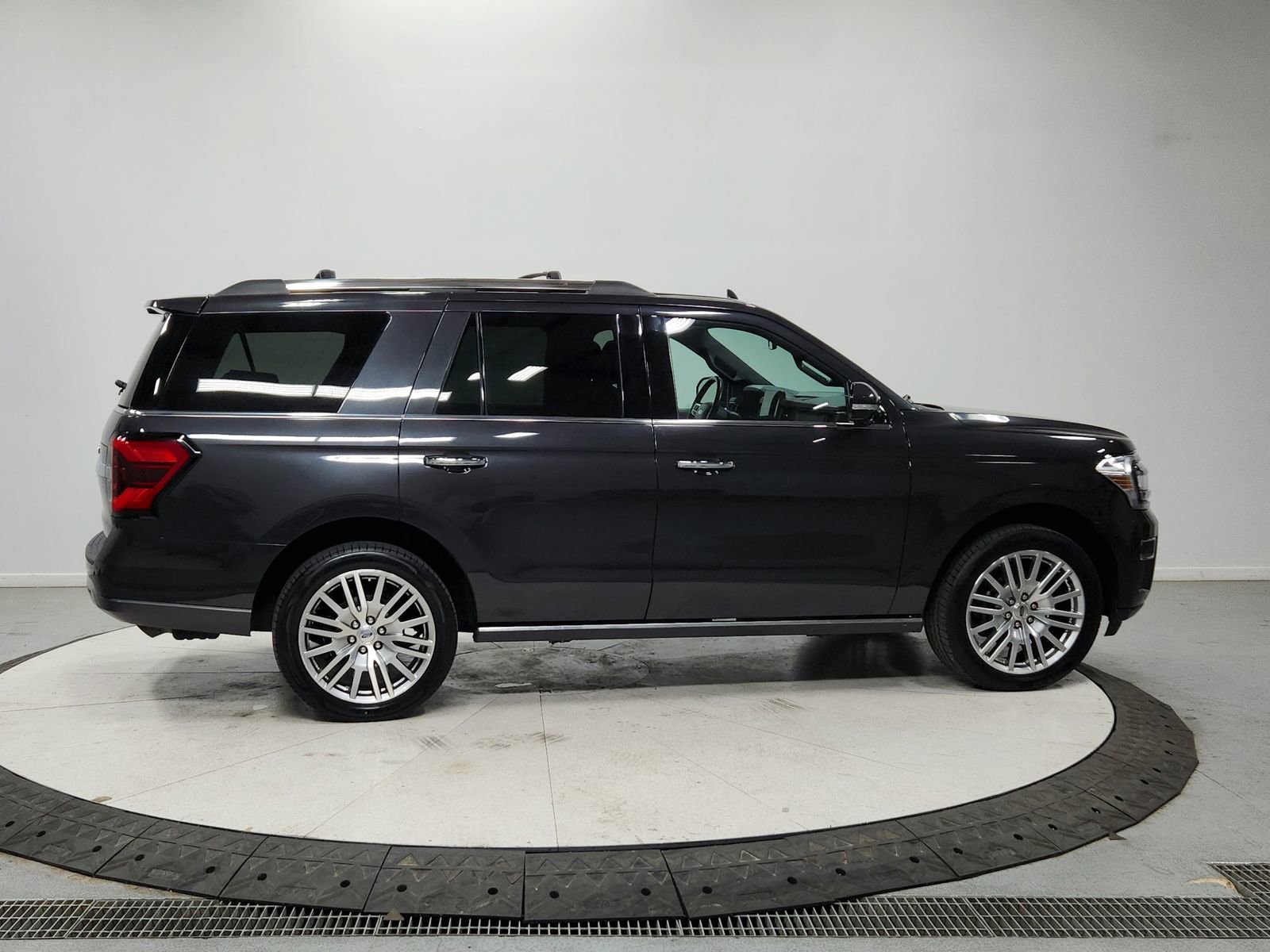 Used 2024 Ford Expedition Limited image 8