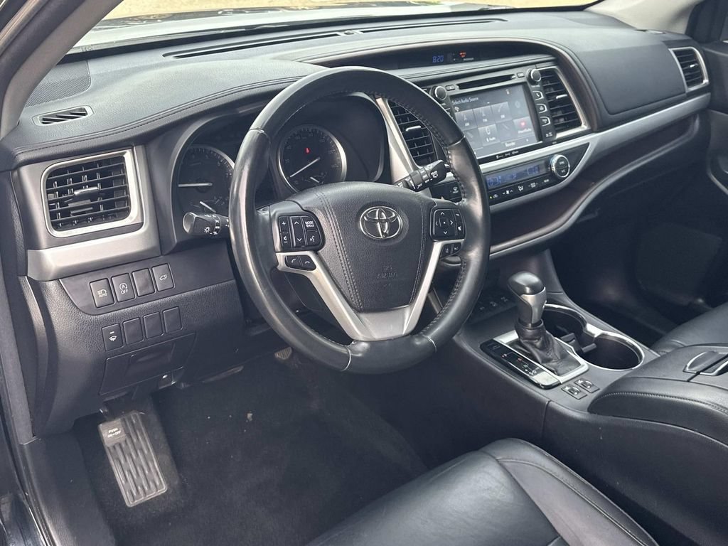 Used 2018 Toyota Highlander XLE AWD/4WD image 2
