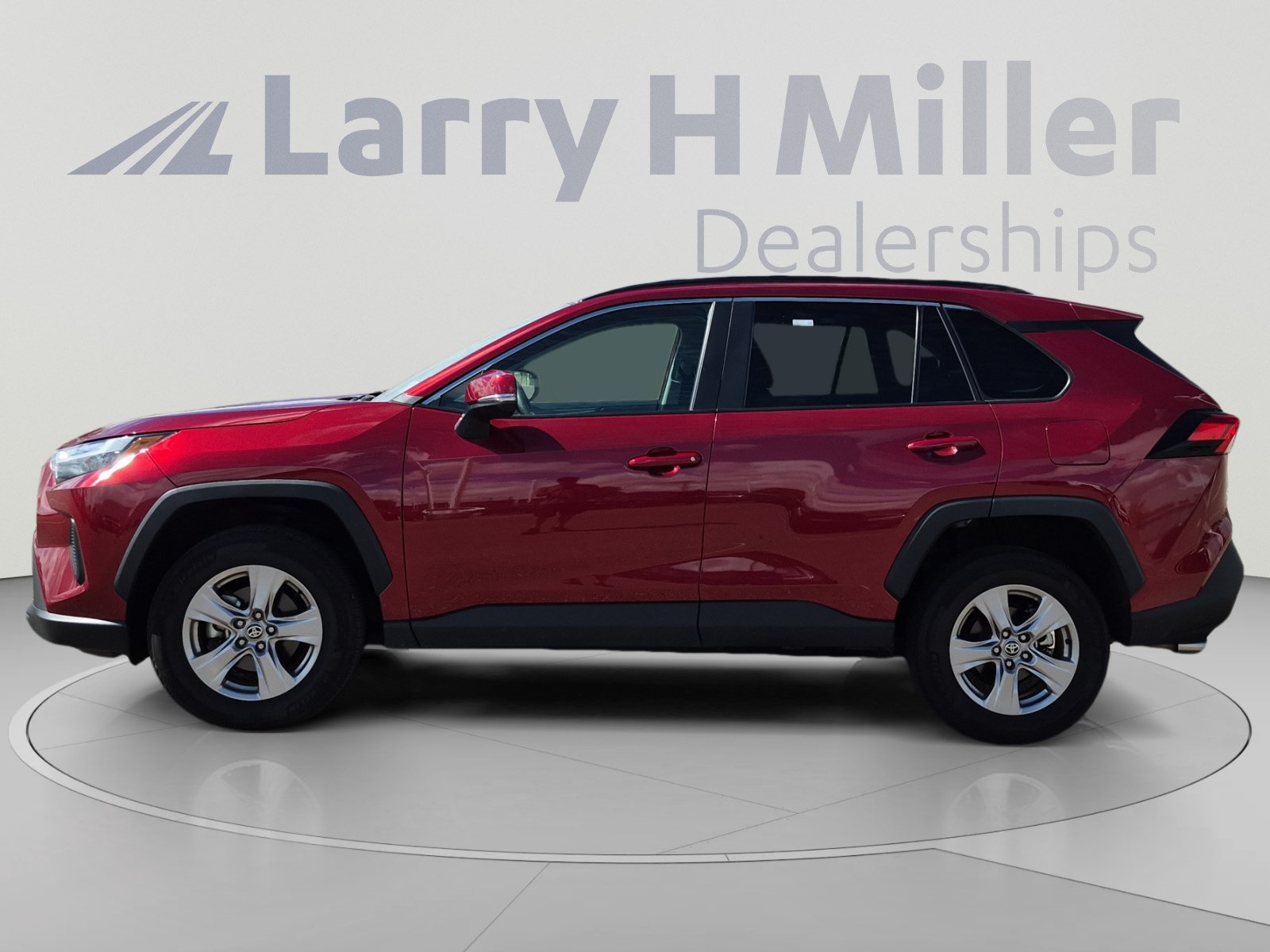Used 2025 Toyota RAV4 XLE AWD/4WD image 2