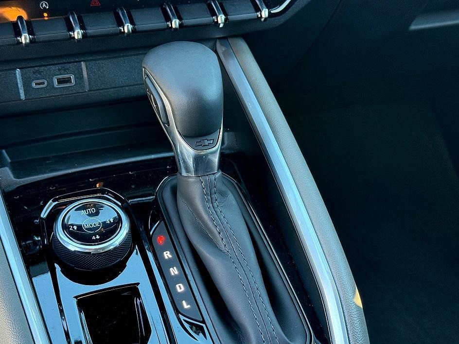 Used 2025 Chevrolet Colorado ZR2 w/ Midnight Edition image 18