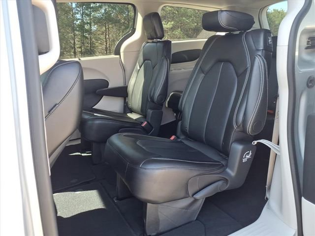 Used 2024 Chrysler Pacifica Touring-L image 15