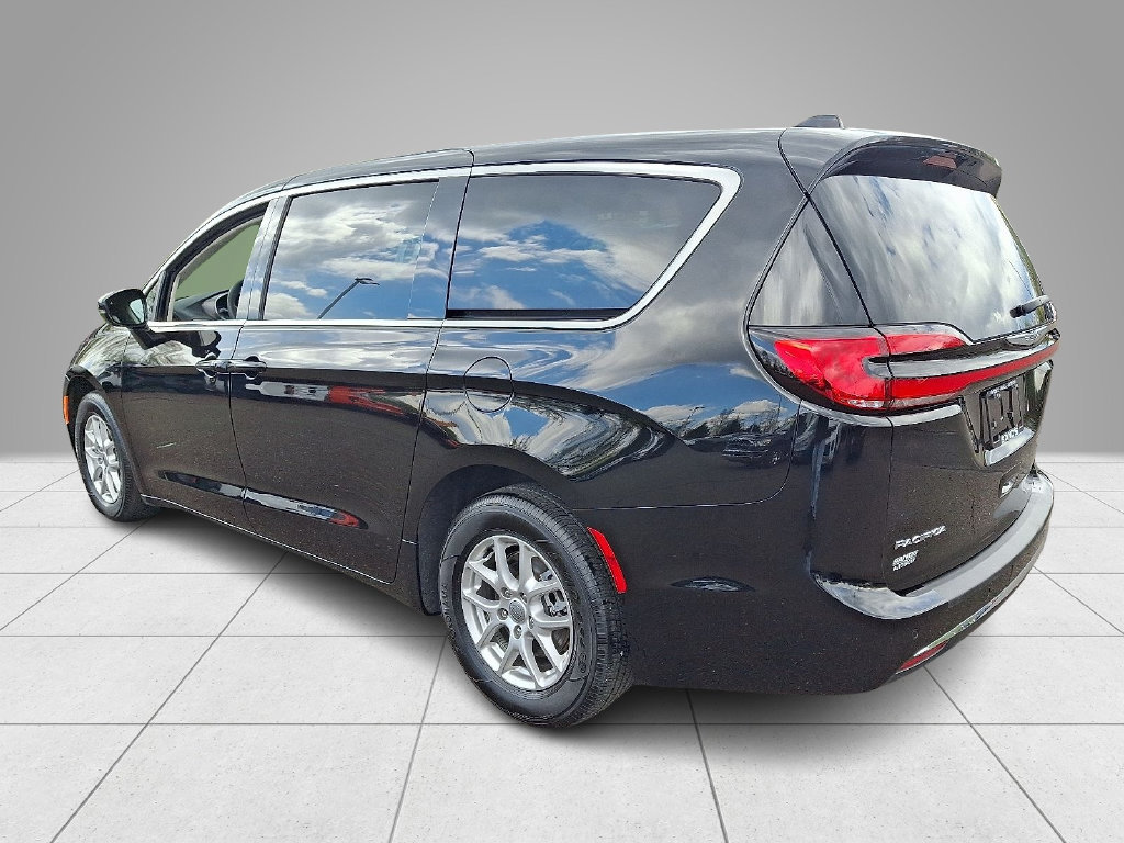 Used 2024 Chrysler Pacifica Touring-L FWD image 8