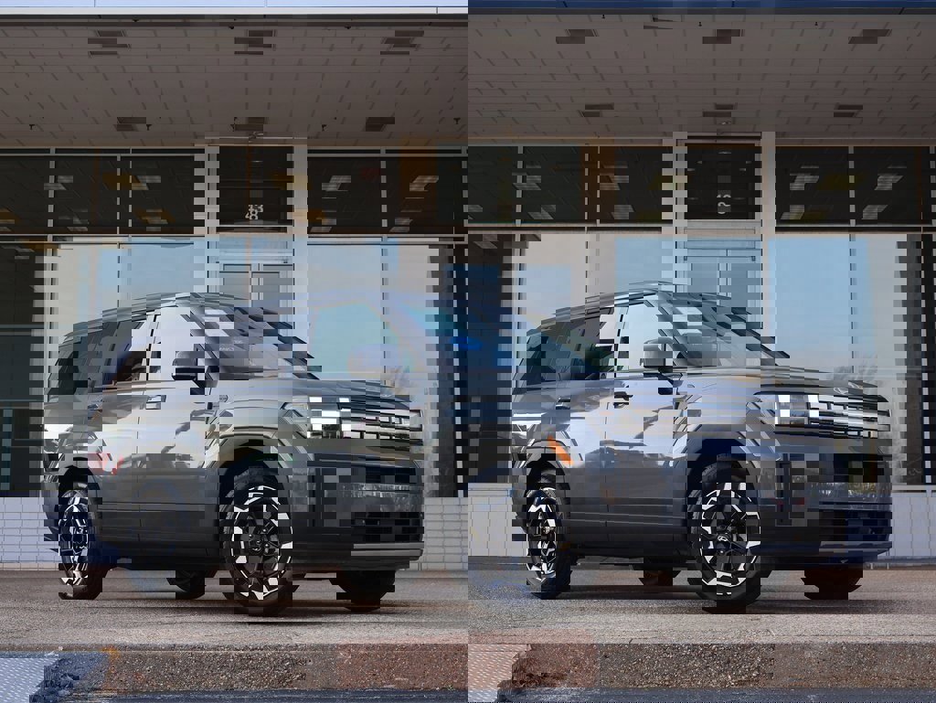 Used 2024 Hyundai Santa Fe SE image 2