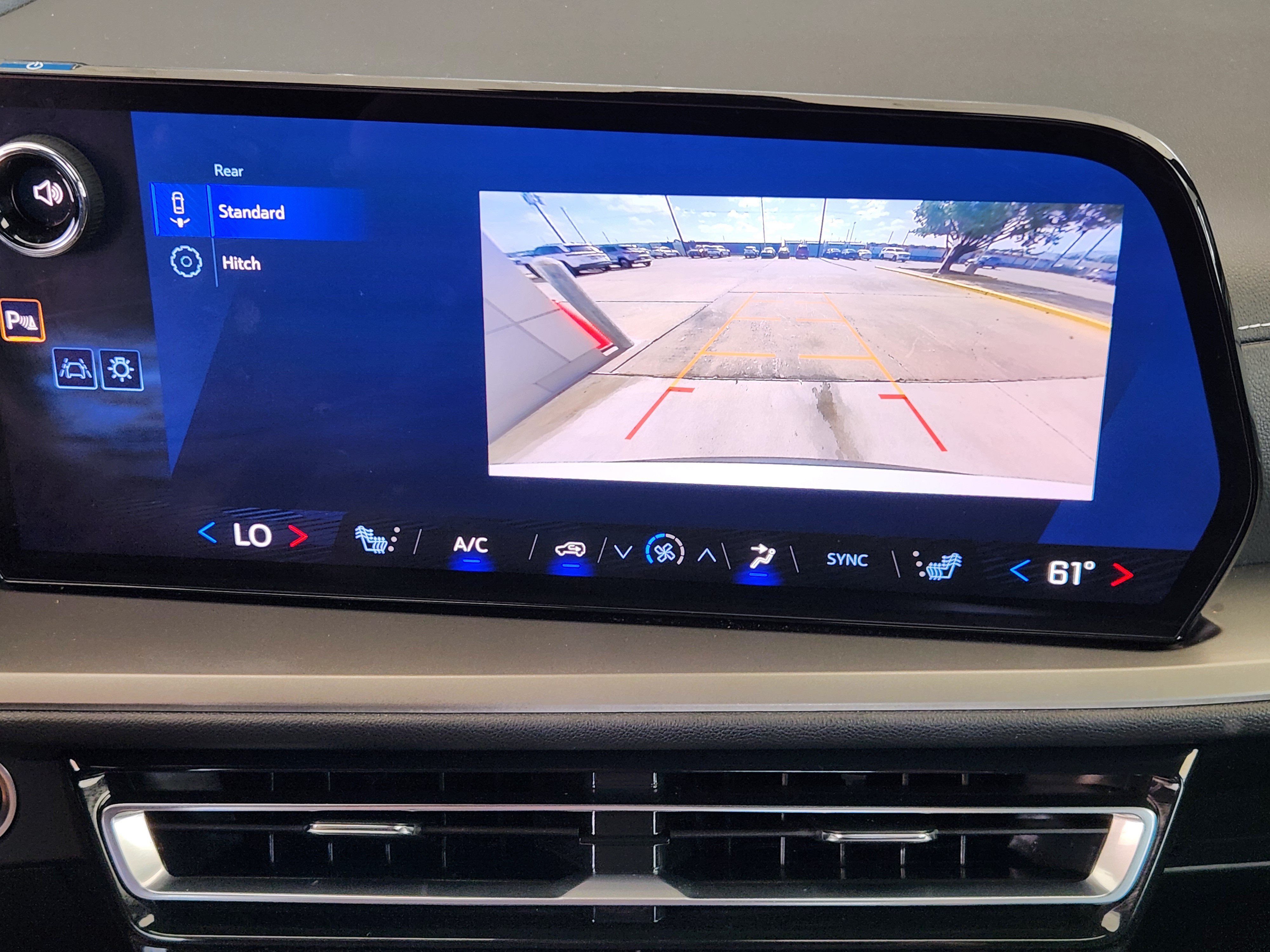 Certified 2025 Chevrolet Traverse LT FWD image 17
