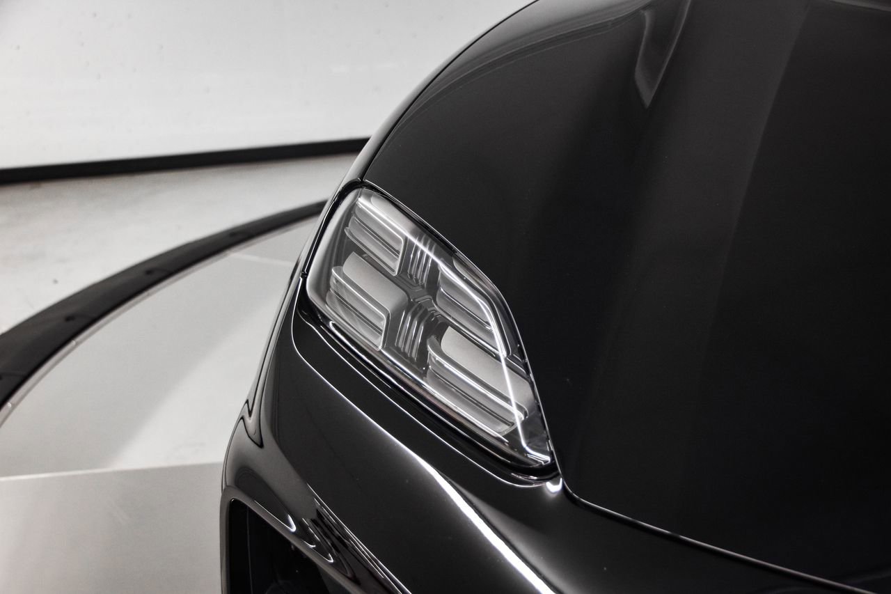 Certified 2025 Porsche Macan Electric image 13