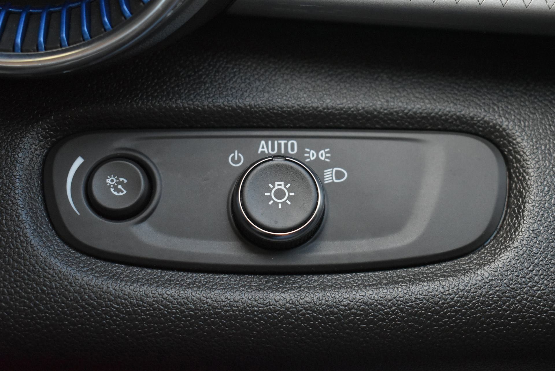 Used 2025 Chevrolet Trax LT w/ LT Convenience Package FWD image 18