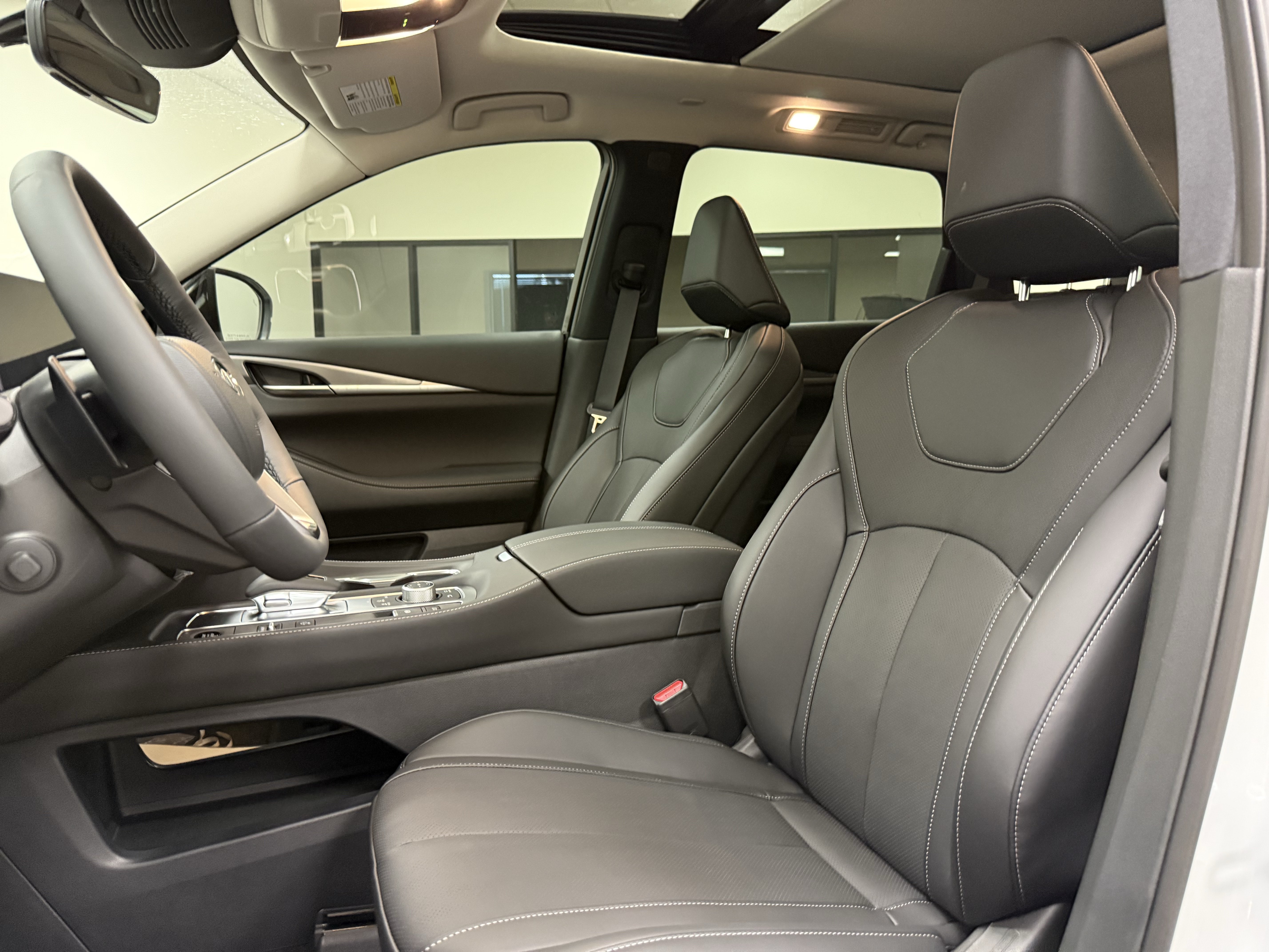 Certified 2027 INFINITI QX60 Luxe w/ Family Package FWD image 12