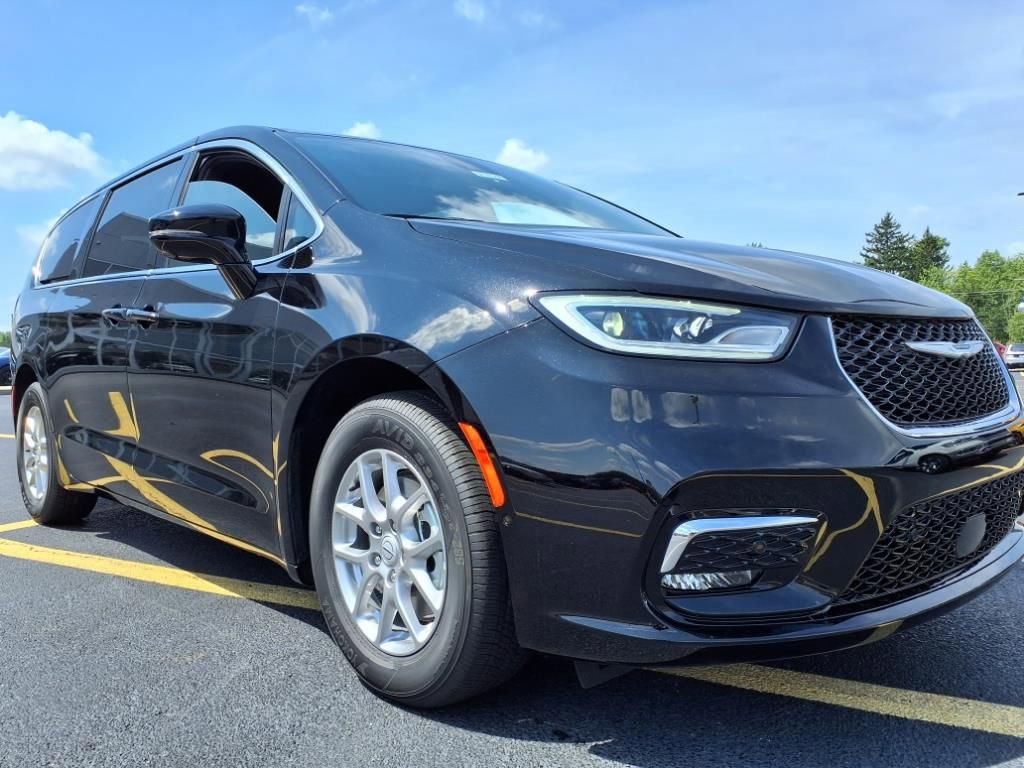 New 2026 Chrysler Pacifica Select image 8