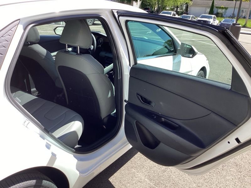 New 2025 Hyundai Elantra Limited image 11