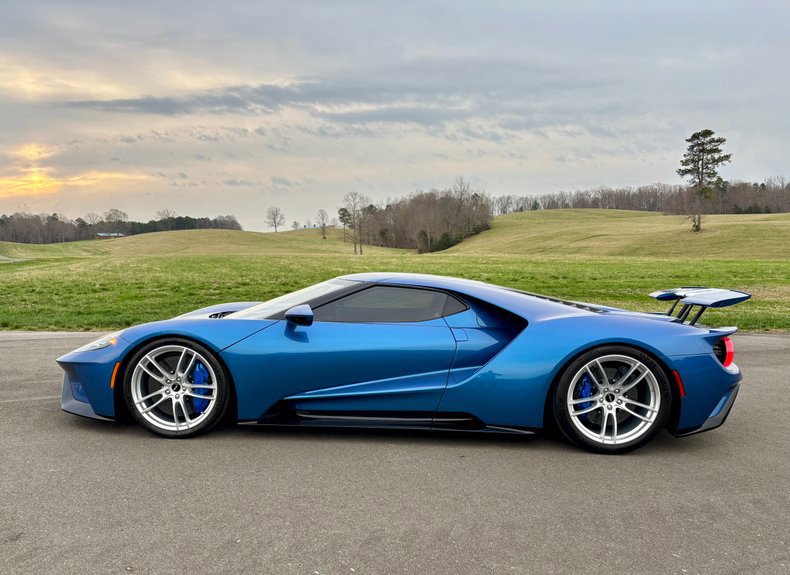 Used 2022 Ford GT RWD image 1
