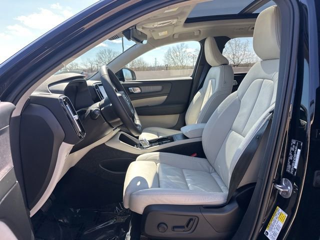 Certified 2023 Volvo XC40 B5 Plus w/ Driver Assist Package AWD/4WD image 17