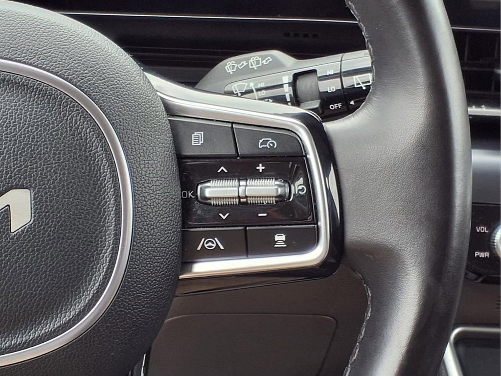 Used 2025 Kia Carnival FWD image 18