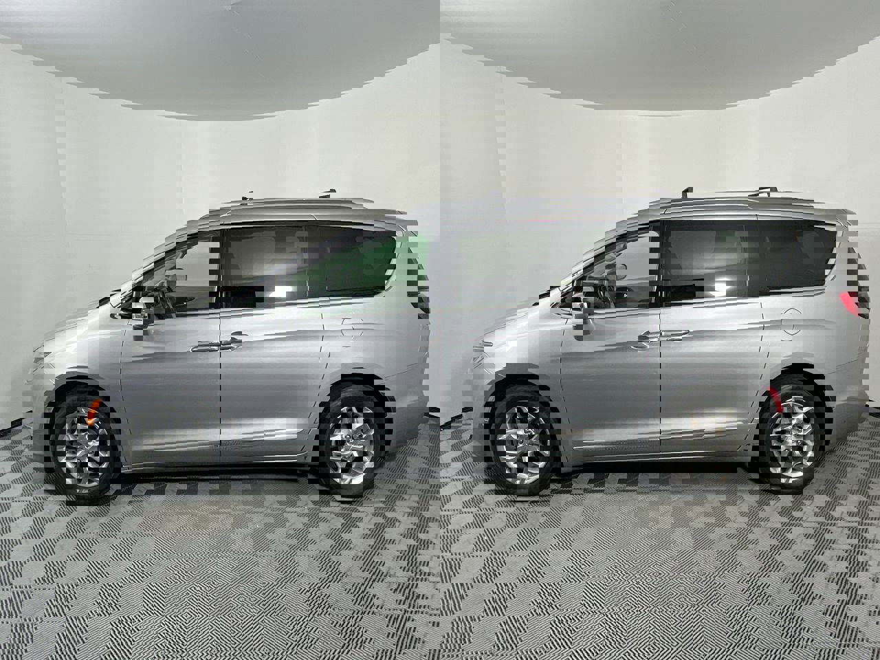 Used 2018 Chrysler Pacifica Limited image 6