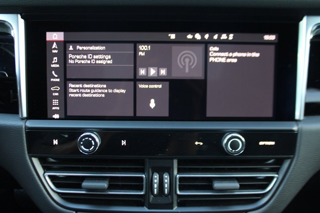 Used 2025 Porsche Macan image 28