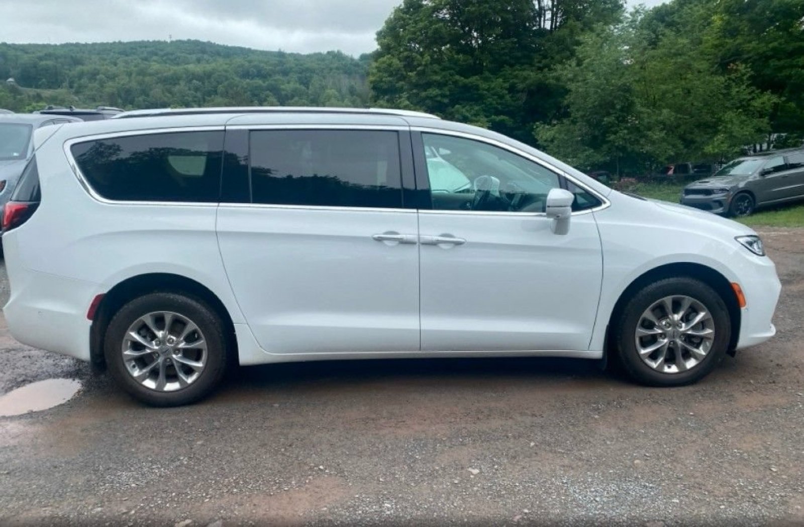 Used 2021 Chrysler Pacifica Touring-L w/ Premium & Safety Sphere Group AWD/4WD image 4