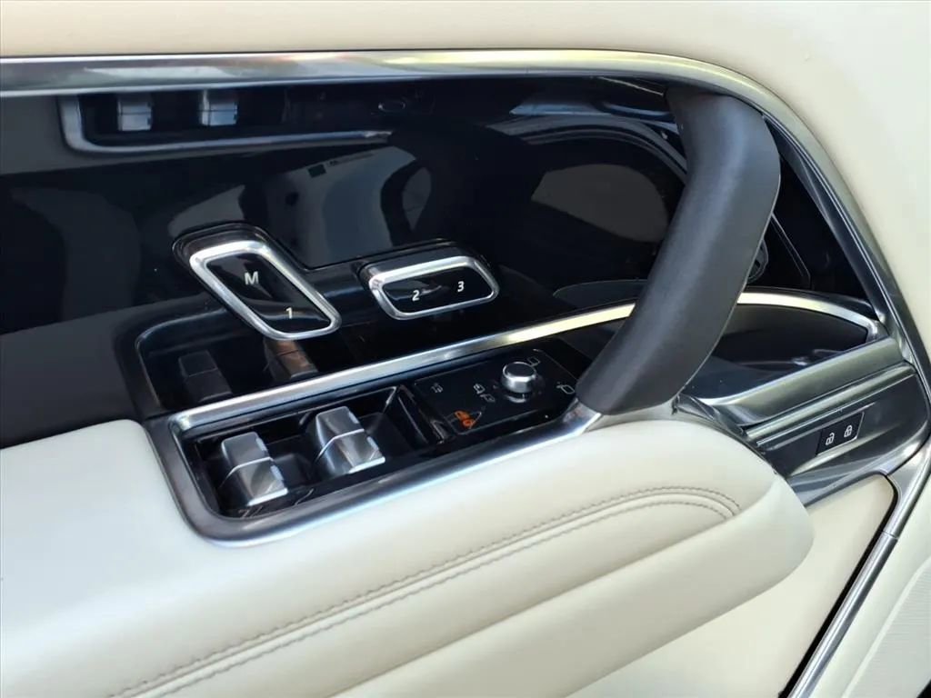 Used 2023 Land Rover Range Rover SE image 25