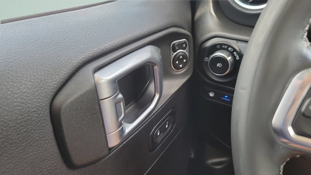 Used 2022 Jeep Wrangler Unlimited Sahara w/ Cold Weather Group AWD/4WD image 19