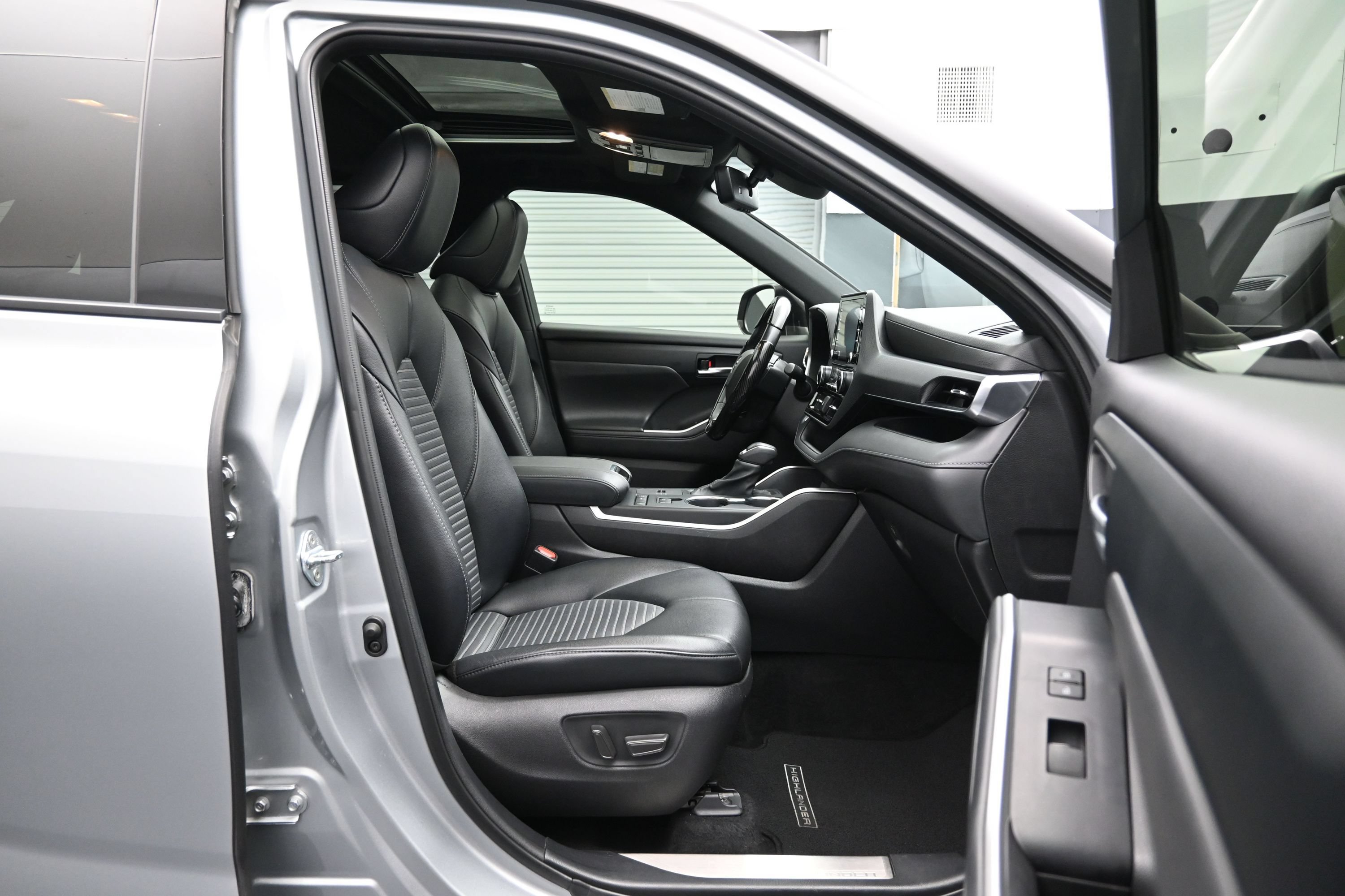 Used 2021 Toyota Highlander XSE FWD image 13