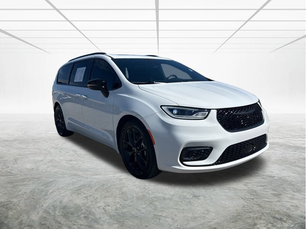 Used 2024 Chrysler Pacifica Limited w/ S Appearance Package image 2