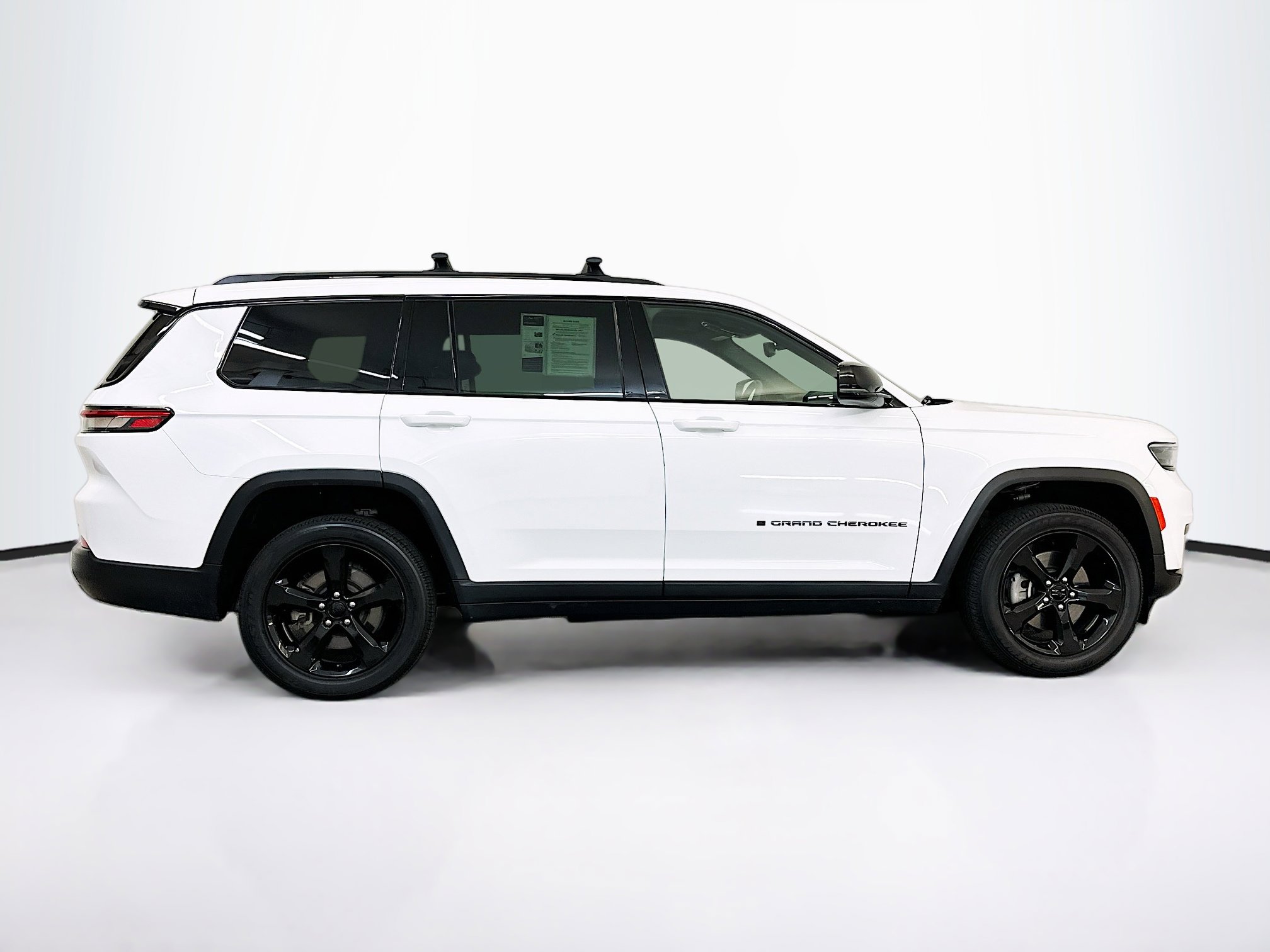 Used 2023 Jeep Grand Cherokee L Laredo image 10